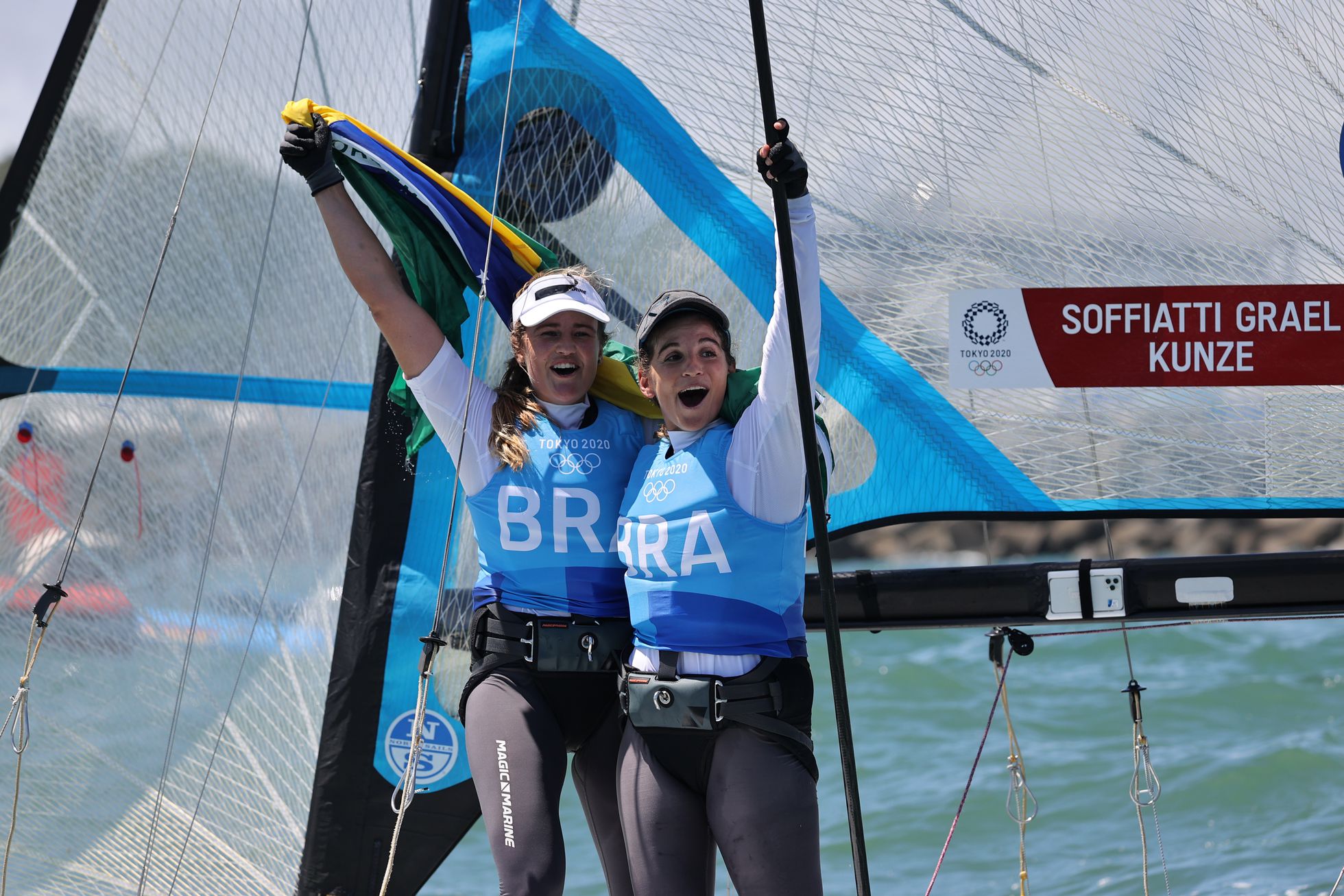 A dupla brasileira Martine Grael e Kahena Kunze, ouro na classe 49er FX da vela - CARLOS BARRIA / REUTERS