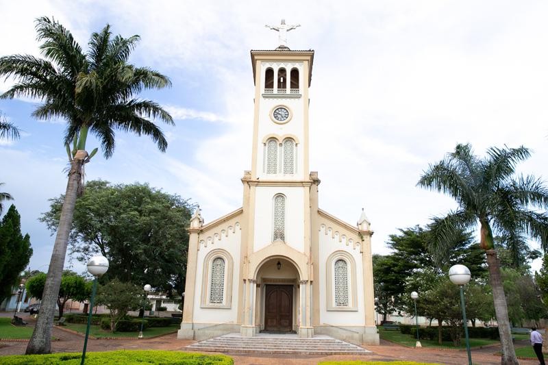 O casamento aconteceu na Igreja Matriz Santa Rita de Cássia, em Sales Oliveira