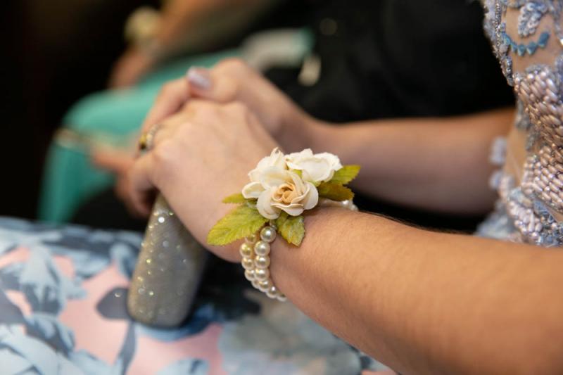 Todas as madrinhas receberam a pulseira de flores com pérolas