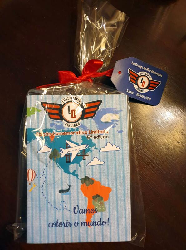 Na saída, todos ganharam estojo com lápis, giz de cera e caderno de desenhos com a mensagem Vamos Colorir o Mundo