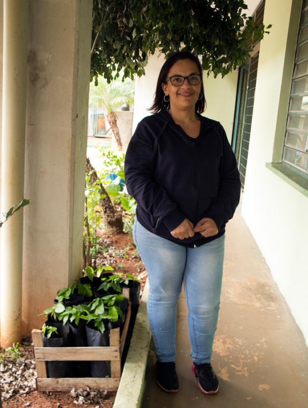 Professora Rosana Zanetti que desenvolveu junto com seus alunos da Sala Especial, estudos, visitações, pesquisas e experiências com o cacau. Mais um dos diversos projetos pedagógicos do Colégio Municipal.