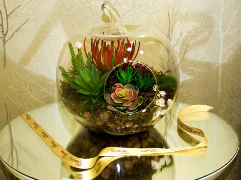 Para mamães que amam flores, os terrários estão super em alta e se você quiser surpreendê-la, este em vaso de maçã é o presente ideal