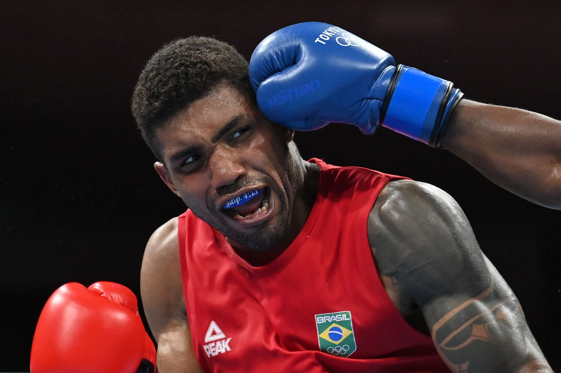 Abner Teixeira, medalha de bronze no boxe - LUIS ROBAYO / AFP