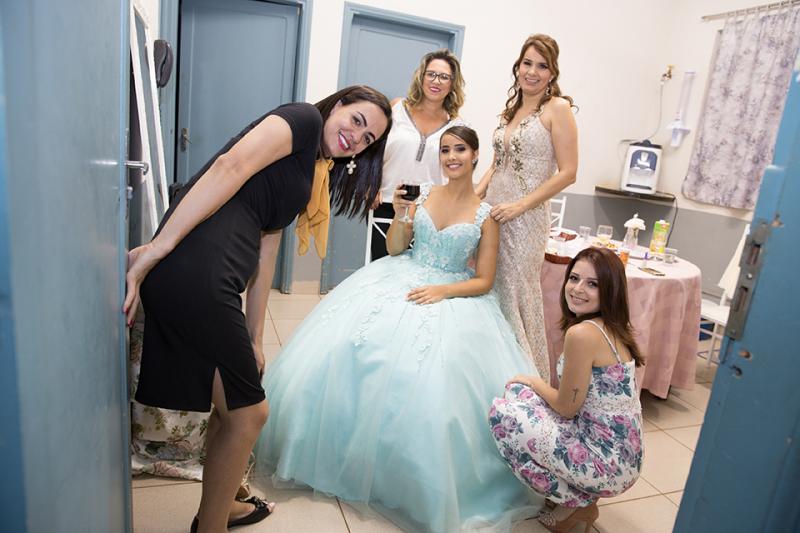 Nova troca de vestidos para a valsa