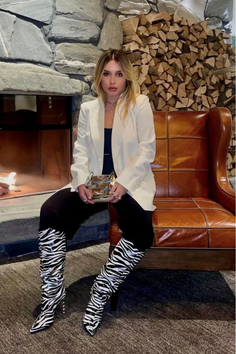 Peças alfaiataria com acessórios de zebra.