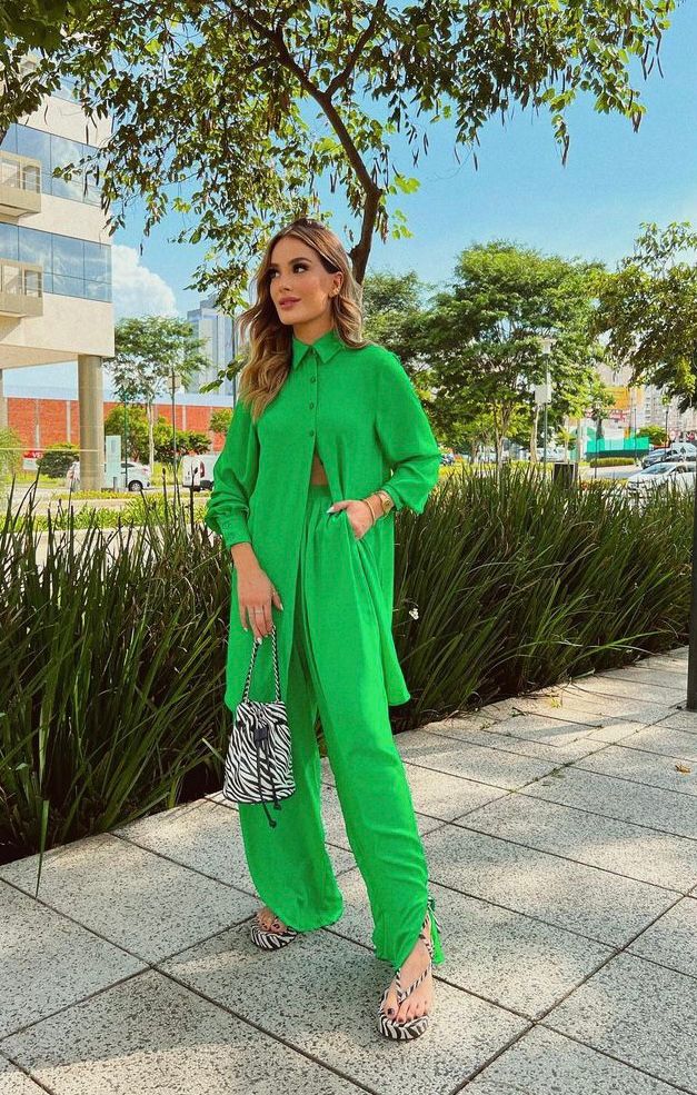 Alguma peça de zebra com o restante do look verde