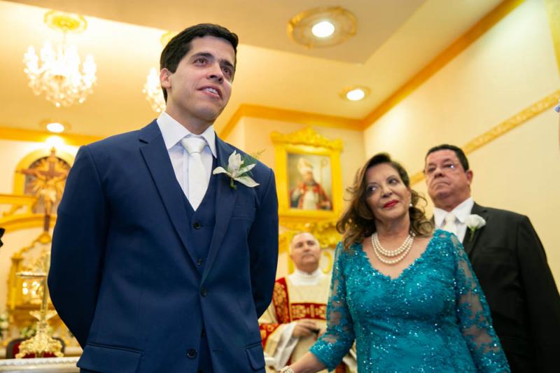 O noivo já emocionado sob os olhares dos pais Lena e Ney Keller