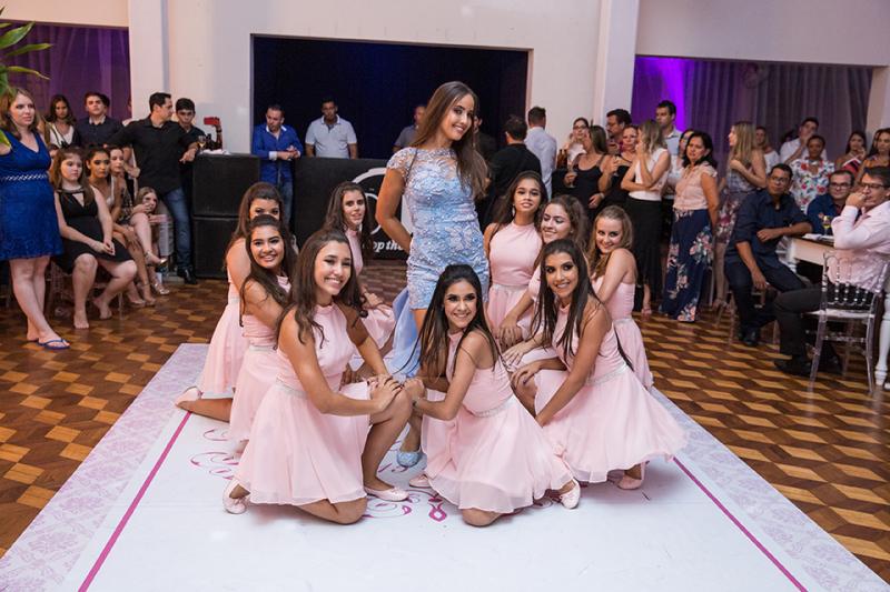 Com o último vestido totalmente rendado em nova coreografia com as amigas