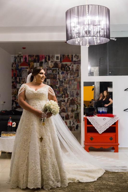 Making of da noiva. Ela usou um lindo vestido off white de renda e bordados com manga de pérolas