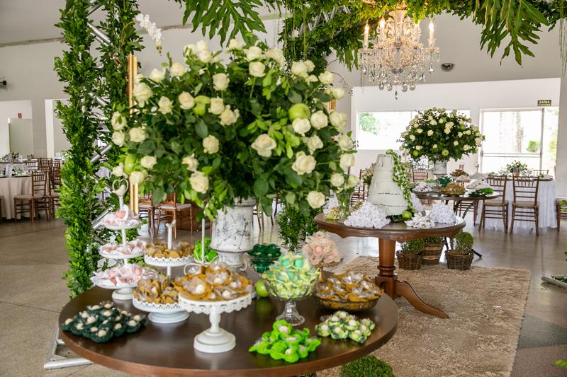 O verde e o branco deram o tom da decoração