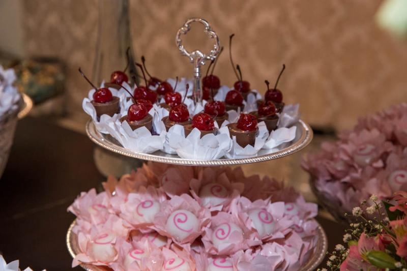 Bombons Copinho com Brigadeiro e Cereja e Cereja Foundant da Somel