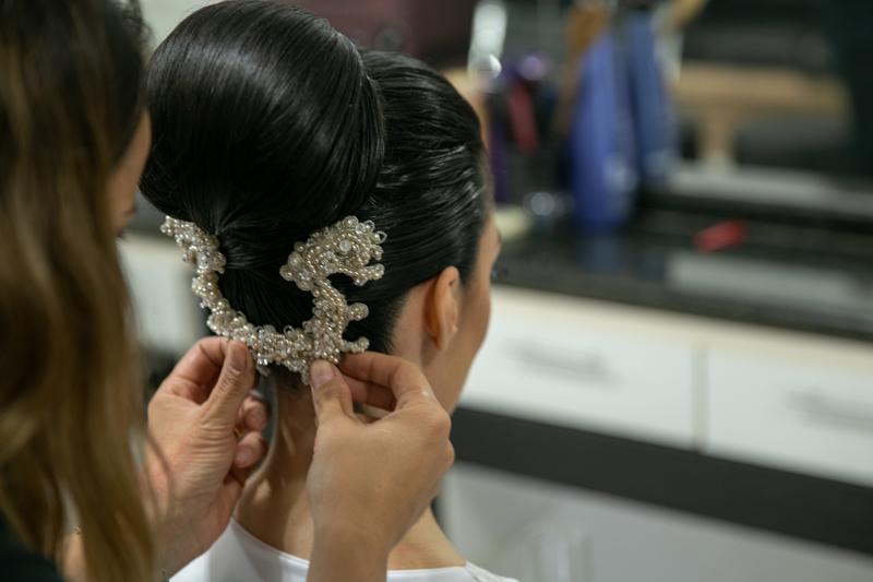 Detalhe lindo do penteado realizado por Josi Squesaro