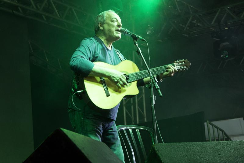 O cantor apresentou suas melhores canções...