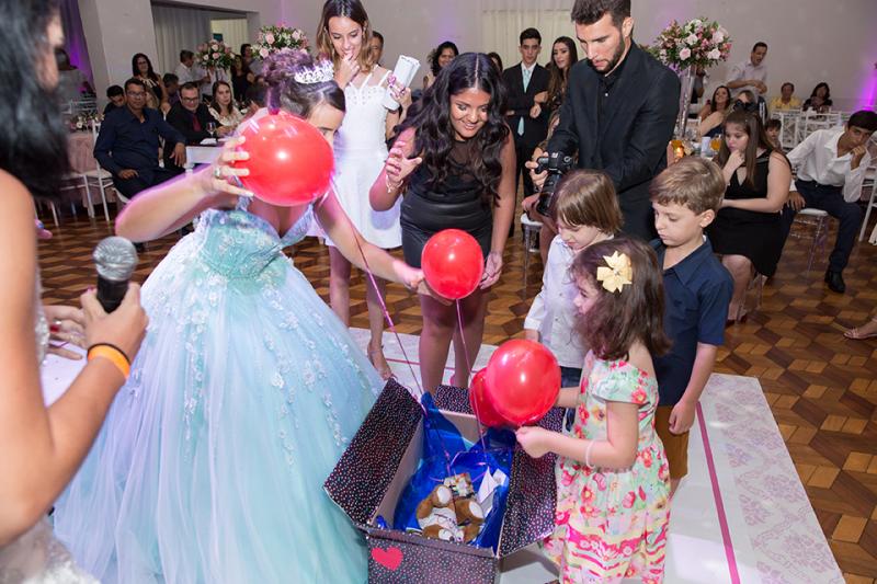 com muitas fotos das primas