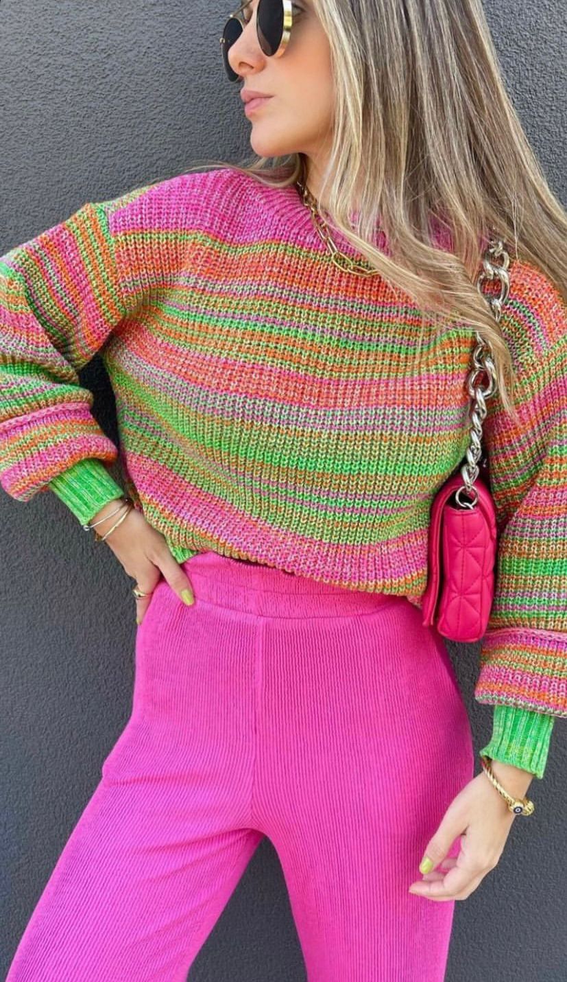 Com calças coloridas