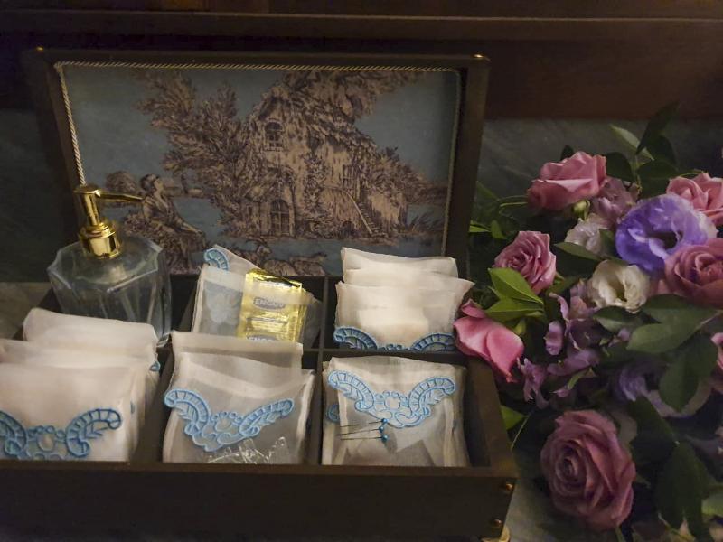 Mimos  e nécessaire  nos toilletes  femininos  embalados  em envelopes  de voil  bordados