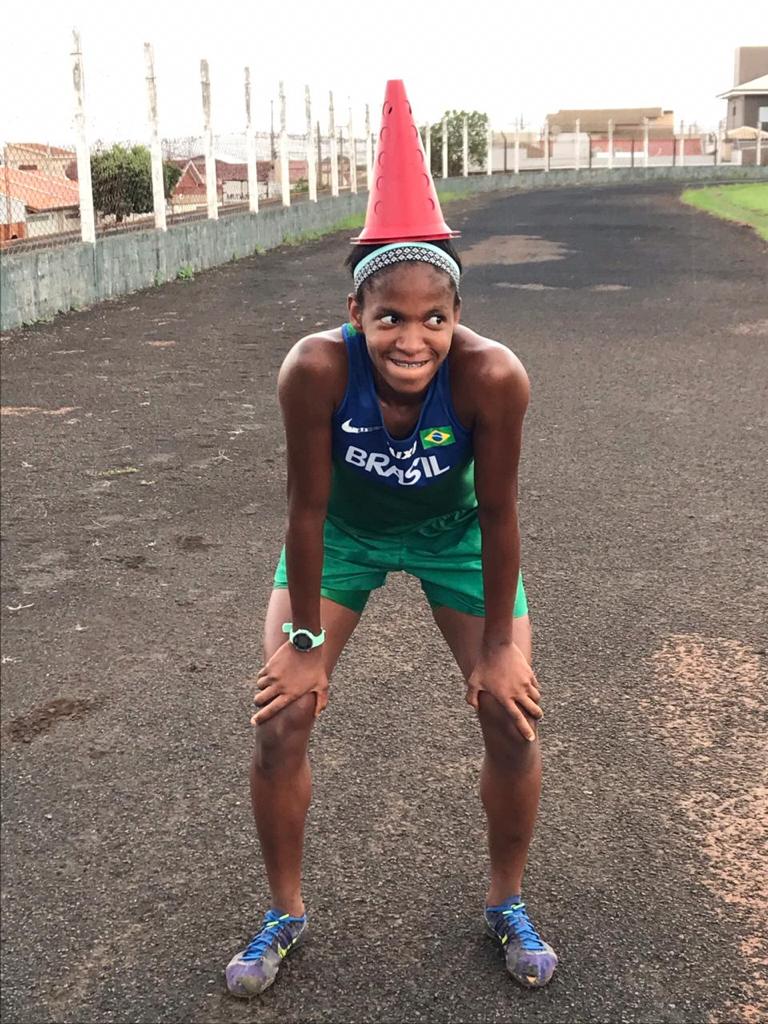Na pista do clube Espigão, onde começou o atletismo