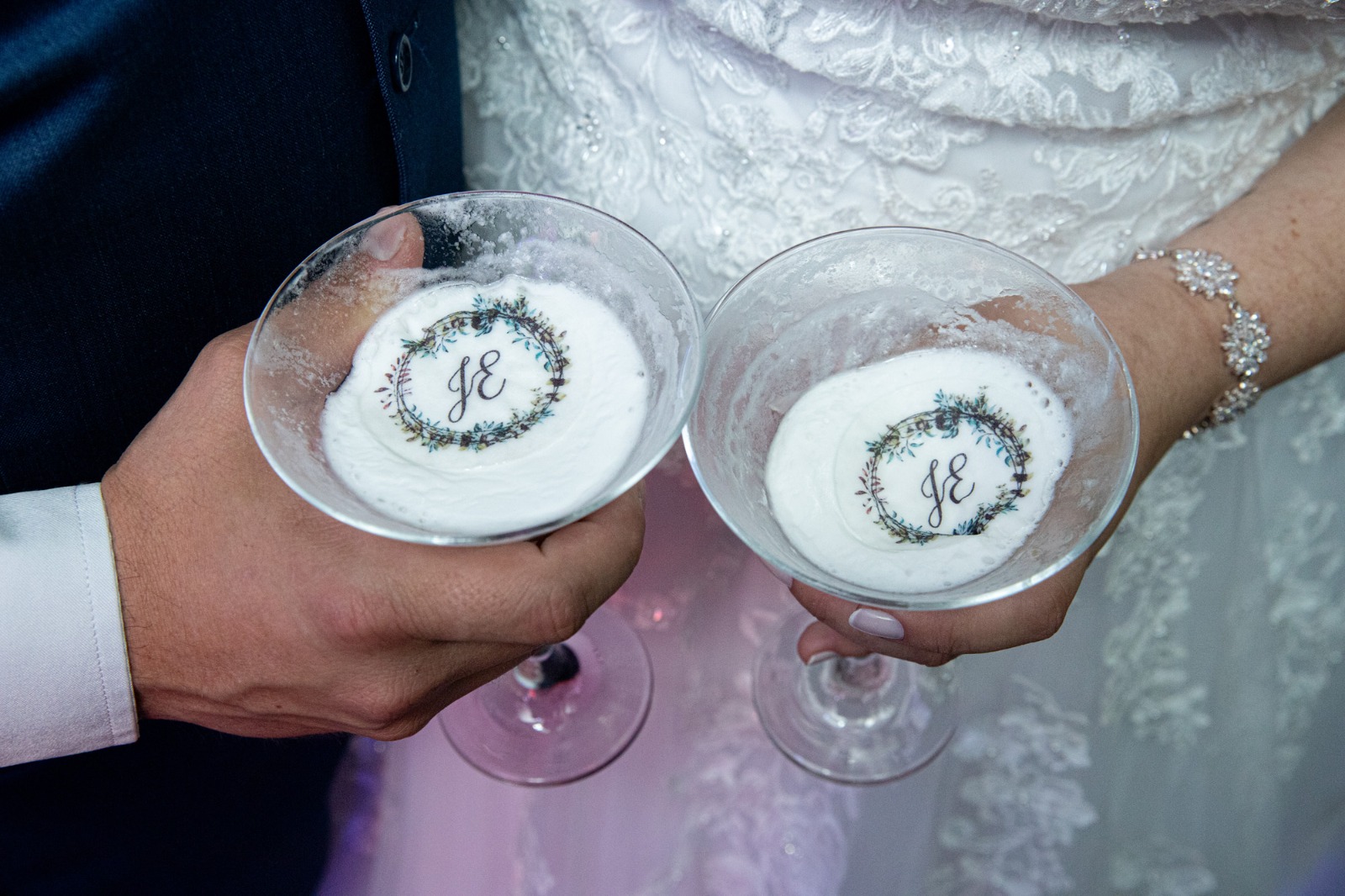 Para completar o drink de Maracujá Pepper com hologramas do evento, realizado pela Caipidrinks