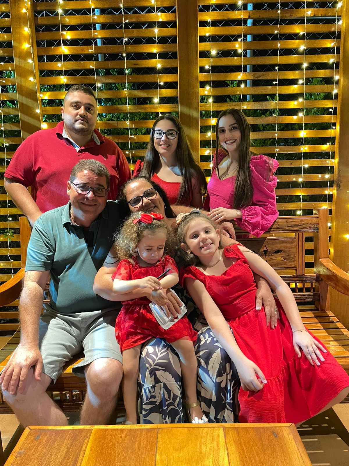 2022 - Em pé: Guilherme (irmão), Luana (irmã) e Amanda. Sentados: Antonio Marcos (pai), Analú (mãe), e as sobrinhas Ana Cecília e Ana Luísa