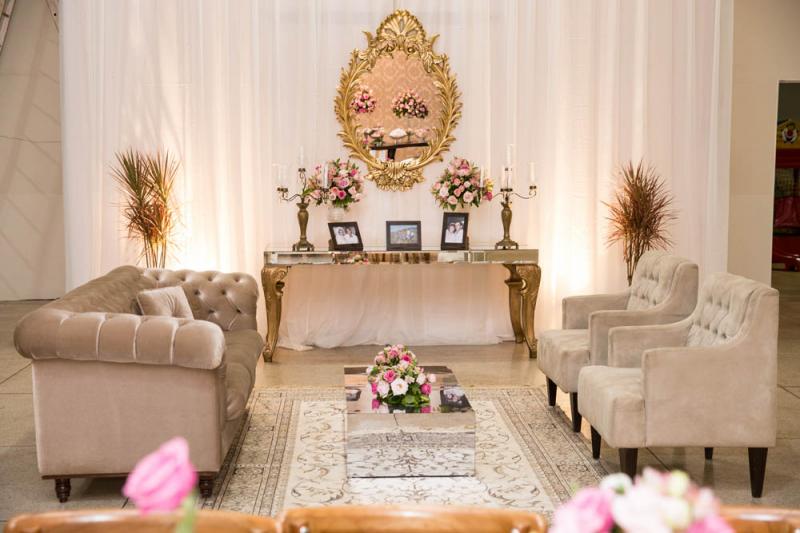 Sob a supervisão da cerimonialista Luciana Rubens, toda a ambientação foi feita com móveis da Viena e emparedamento de Decorart