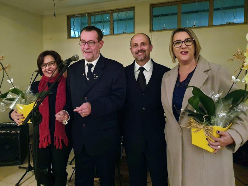 Past Master Ângelo Marincolo com sua mulher Sônia; Atual Venerável da Loja Maçônica União Joaquinense, Adriano Maia Amante com sua mulher Darlene, momento de homenagem.
