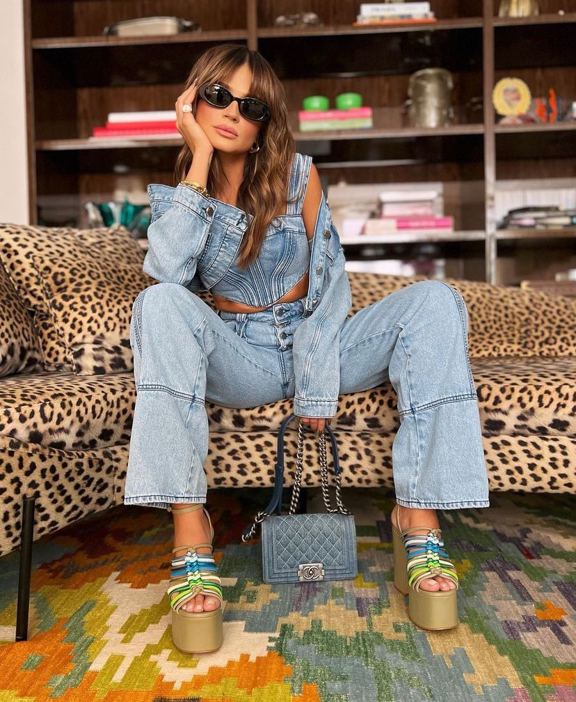 Camisa jeans e calça jeans