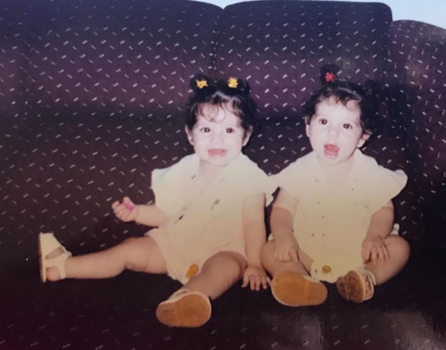 1999 - Com a irmã gêmea Luana