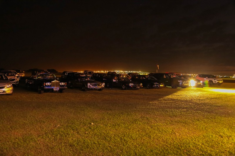 a festa de Henrique  e seus convidados  confortavelmente  instalados em seus carros