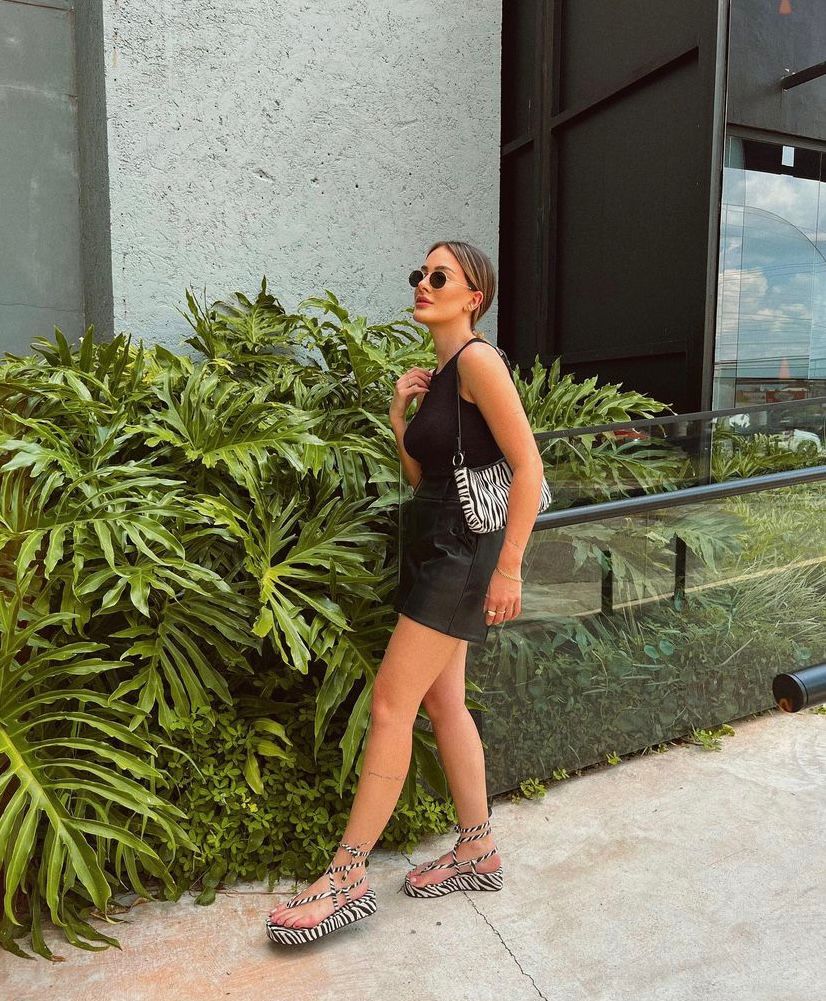 Roupas neutras com algum acessório bota ou bolsa de zebra. ( O calçado animal print e a bolsa são perfeitos pra dar aquele up no visual).