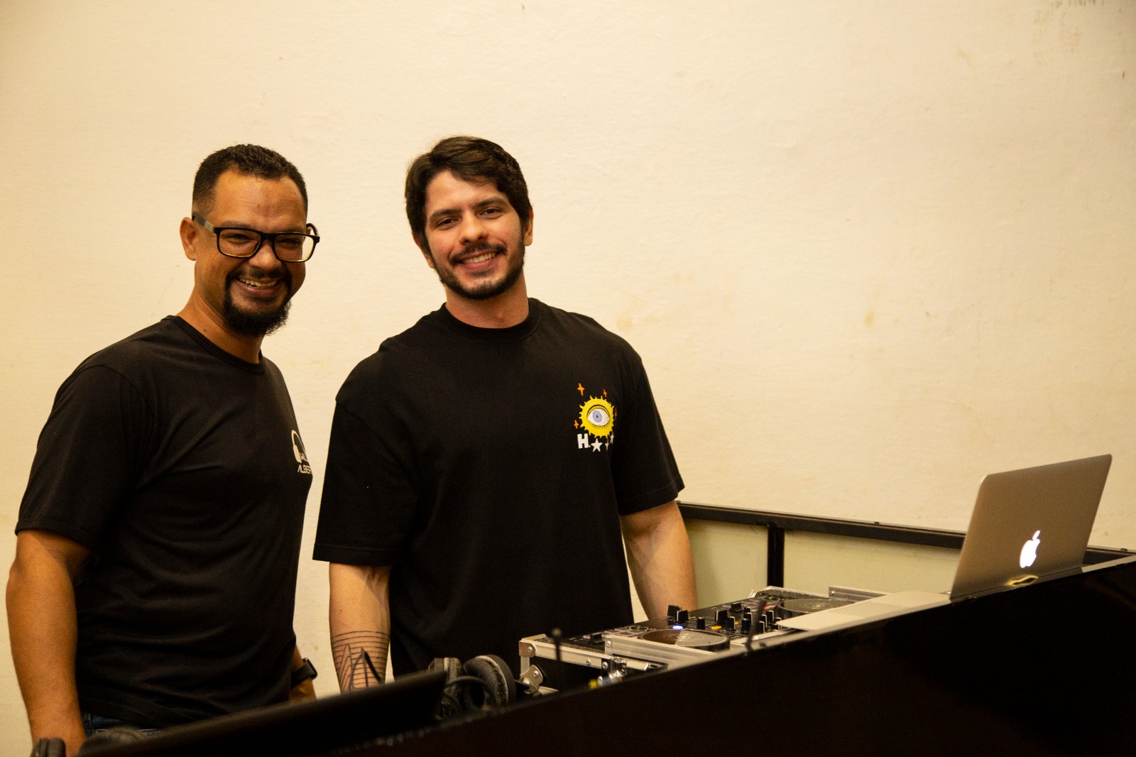 Dj Will e DJ Pedlay Ferrer, responsáveis pelo som da noite