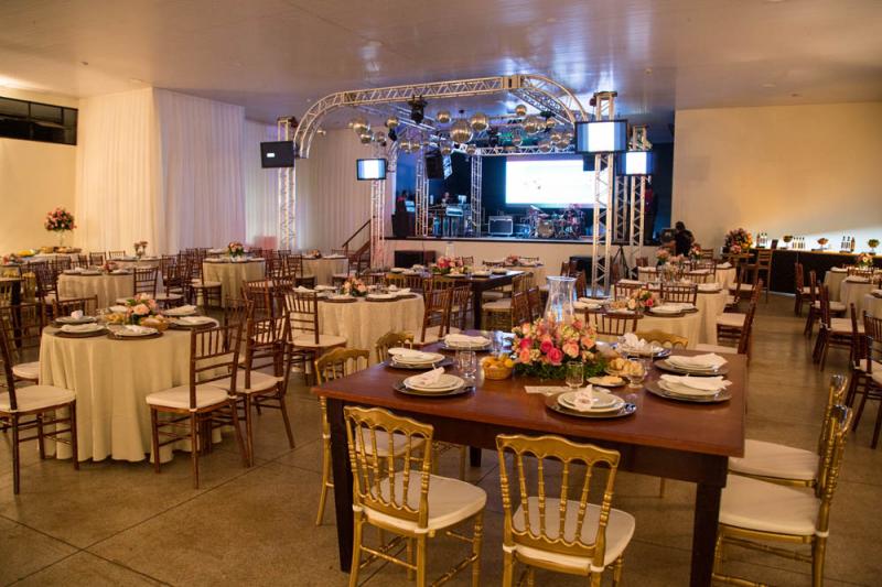 Cadeiras mesas, toalhas e estrutura de som e iluminação da Viena