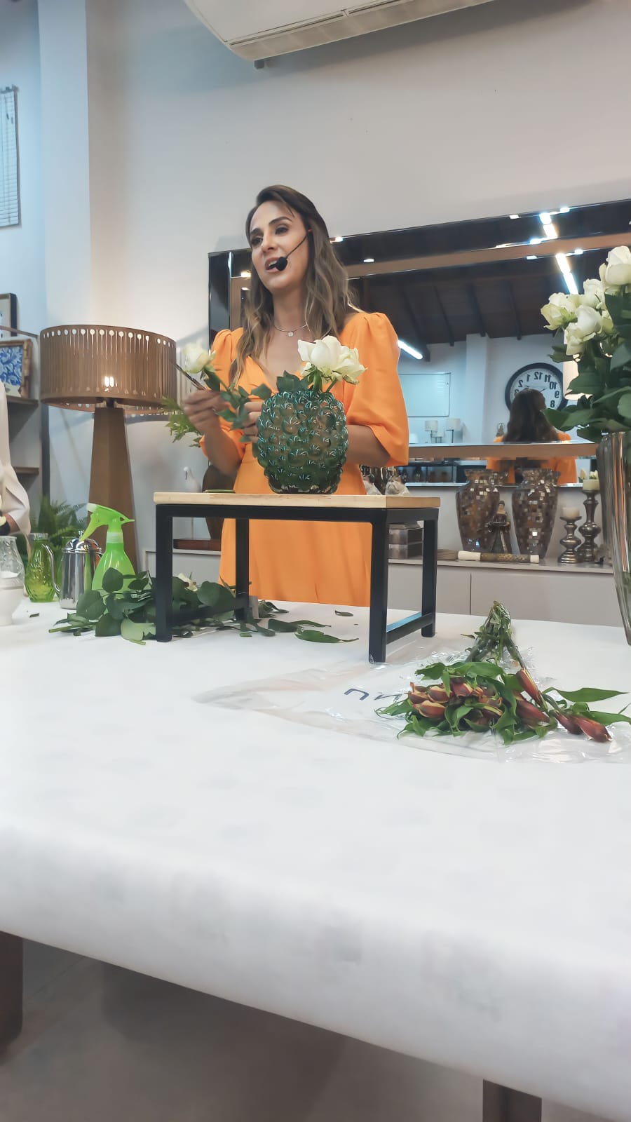 Angela ensinou a fazer arranjos e como montar mesas postas