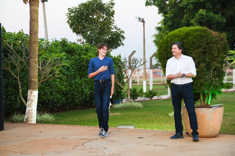 A chegada de Henrique,  ao lado  do seu pai: vale lembrar  que foi uma festa surpresa.