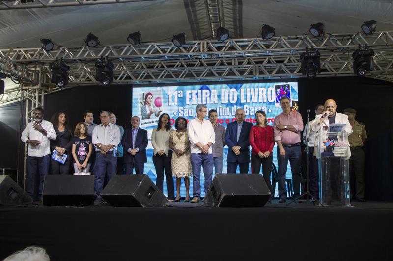 Representantes políticos em solenidade de abertura