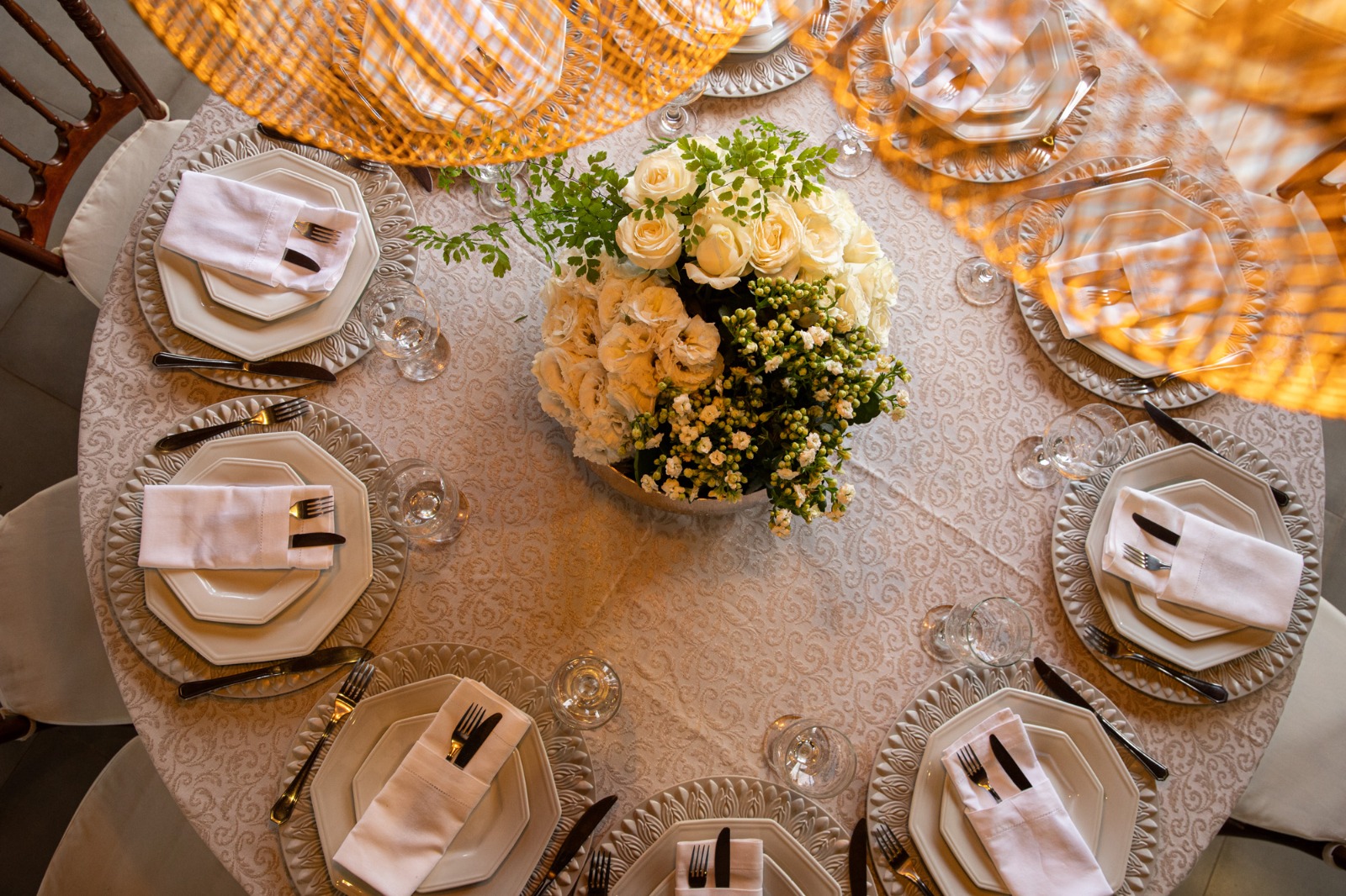 O centro das mesas, os arranjos baixos da Só Verde Decorações