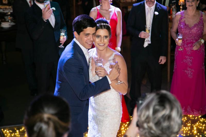 Mas, primeiro uma pausa para um brinde