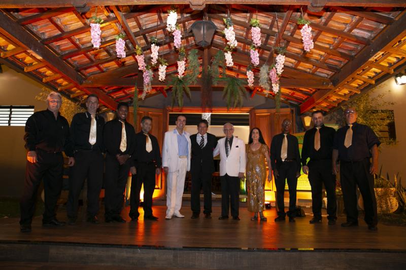 Ricardo Harada recebe à porta a orquestra