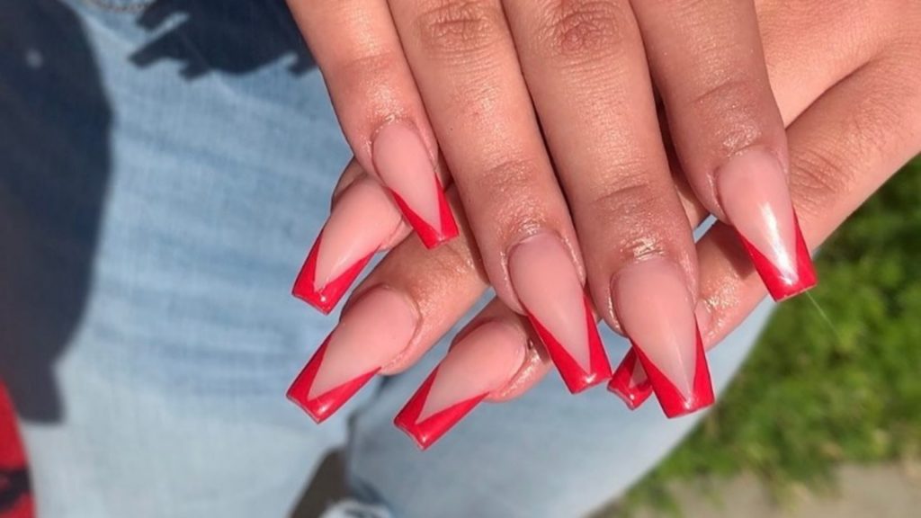 Inspiração de unha francesinha com base colorida