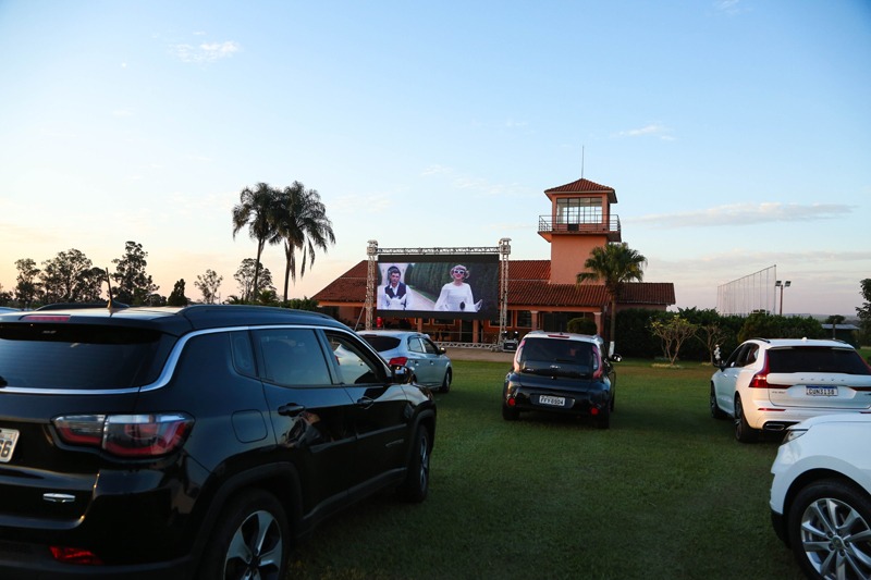 O mega telão.  Ao lado do Hall de apoio.