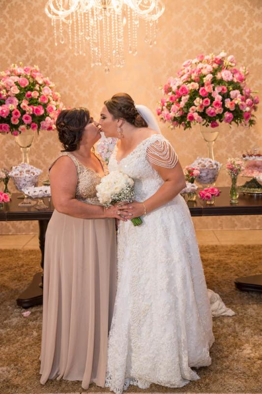 Momento carinhoso entre mãe e filha