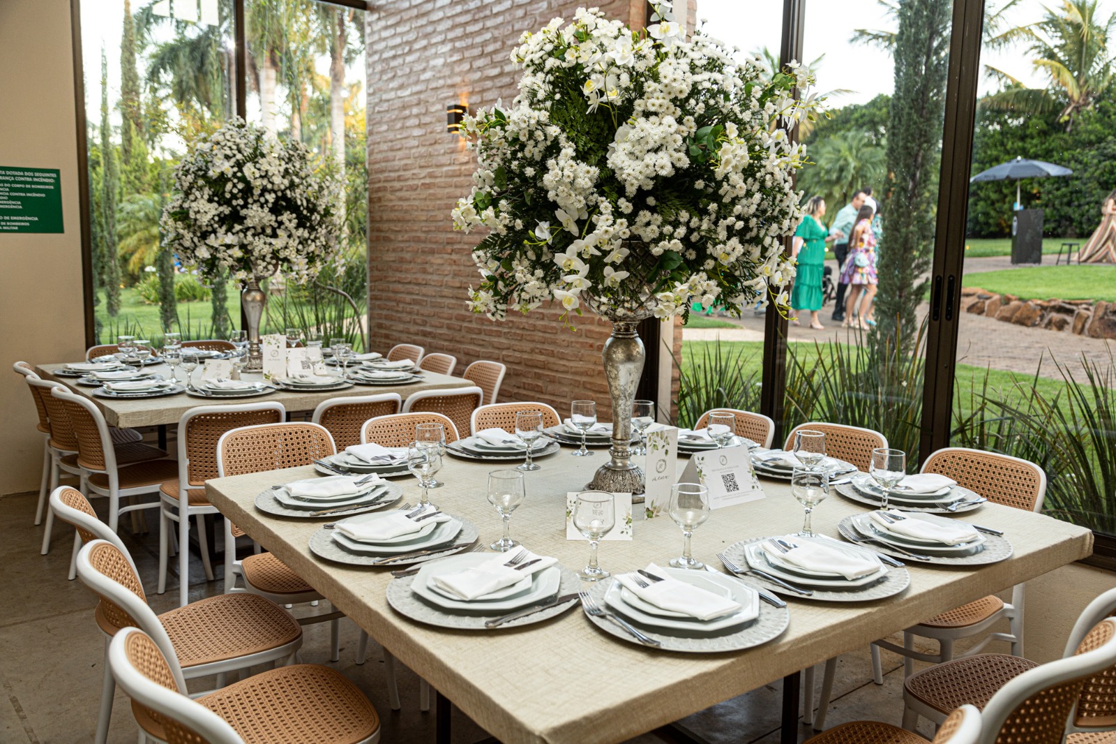 Nos arranjos mais altos, orquídeas Denfalien e Áster Mariana