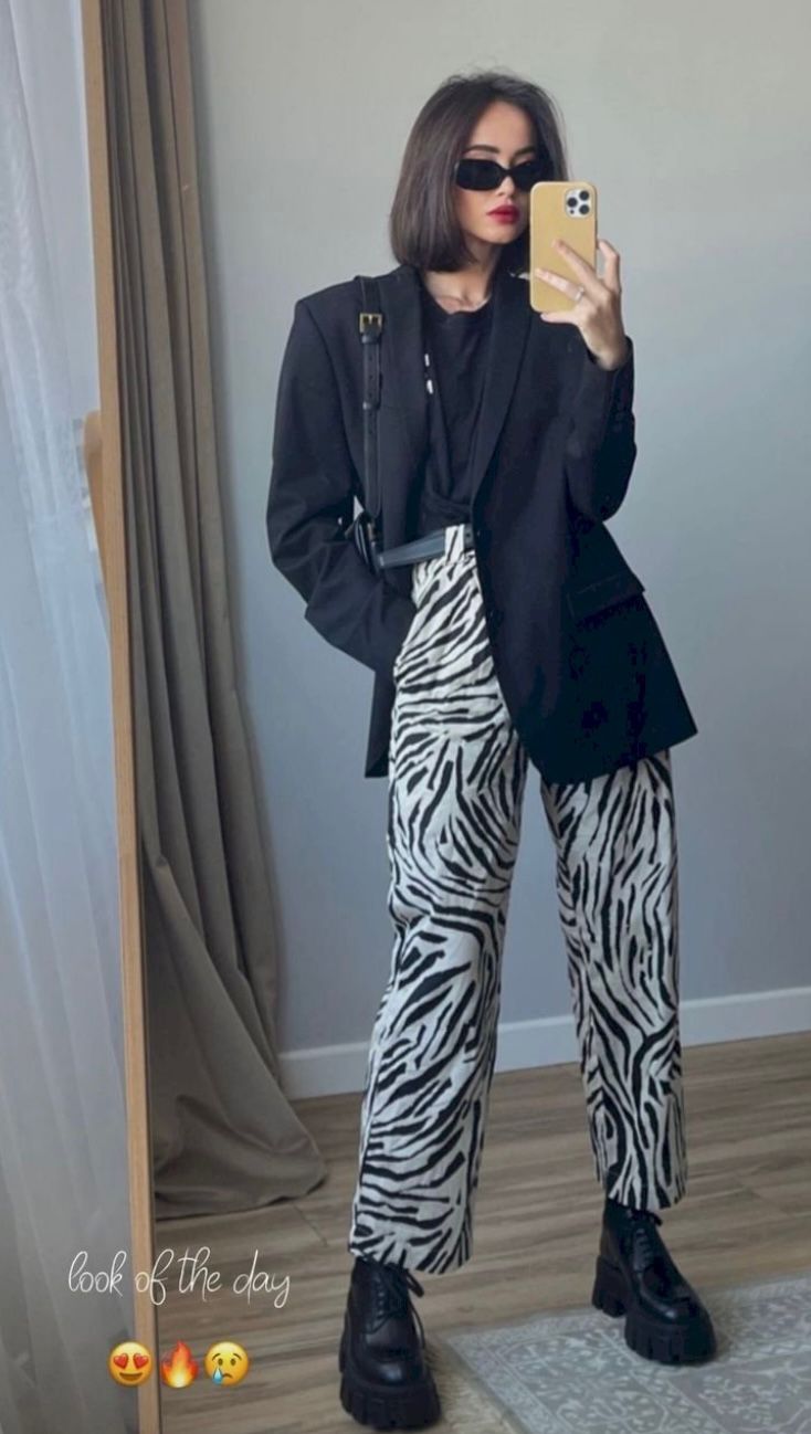 Blusa com casaco preto com a calça de zebra e acessórios pretos fica super estiloso.