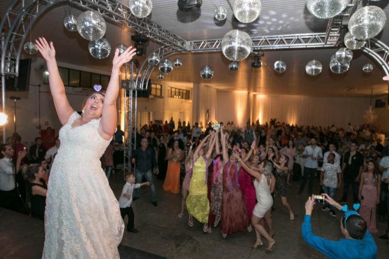 ...enquanto as solteiras se preparam para pegá-lo.