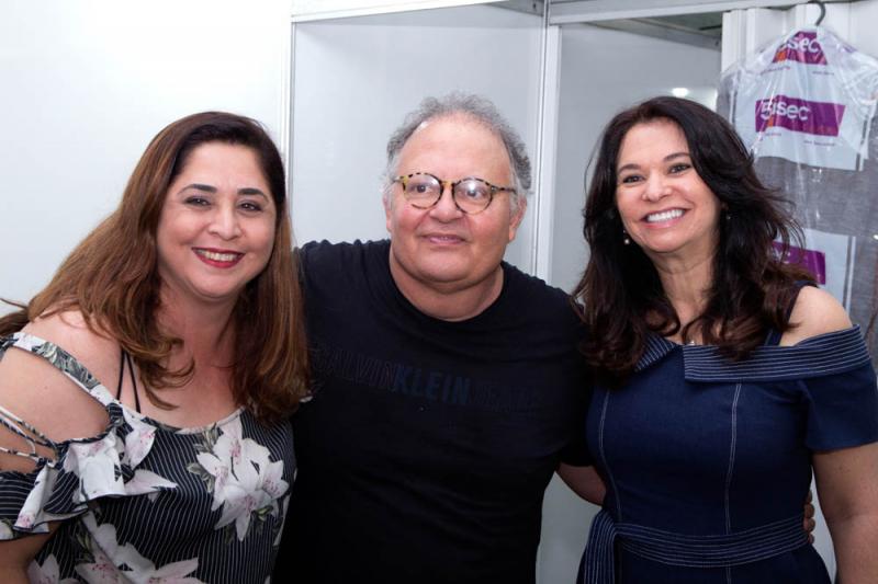 e nos bastidores, Guilherme Arantes pausa para uma foto com as fãs Marta e Vera Guedes
