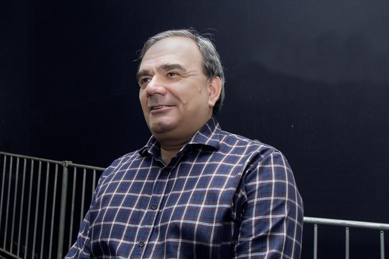 Palestrante Ciro Porto se preparando para entrar no palco