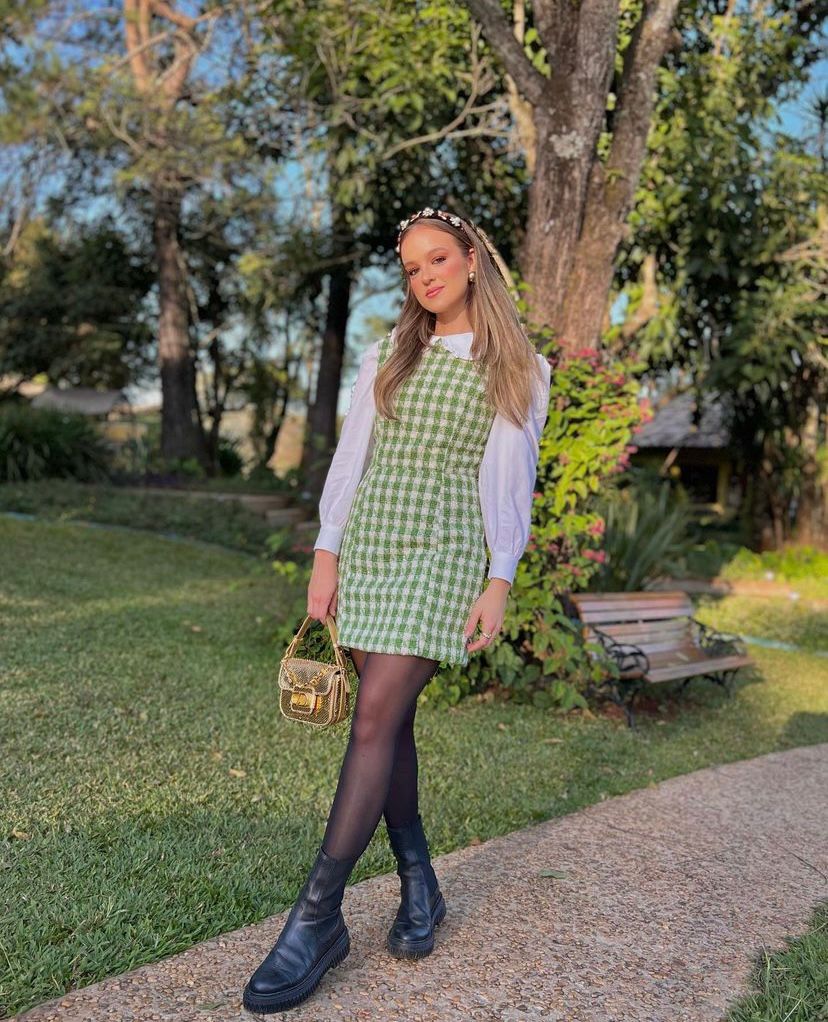 Camisa com vestido pied de poule ou xadrez e coturno