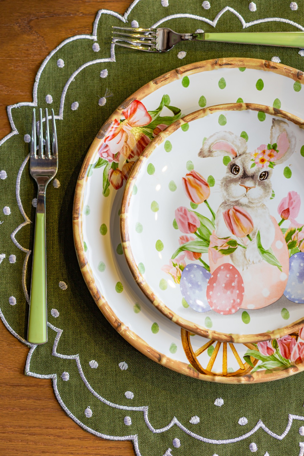 Talheres coloridos e jogo americano bordado