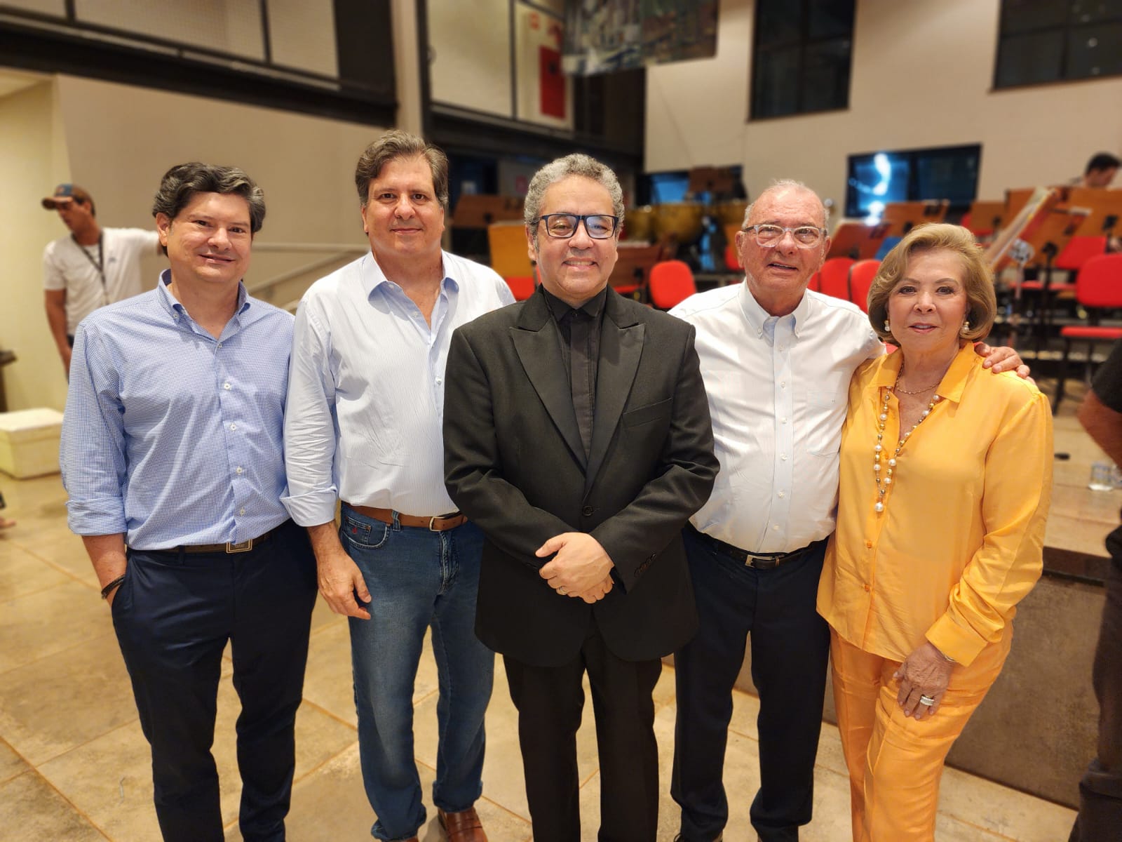 Luiz Gustavo Junqueira Figueiredo,  Luiz Eduardo Junqueira Figueiredo, Ana Maria e Luiz Octavio Junqueira Figueiredo  com o maestro da Orquestra  Sinfônica de Ribeirão Preto,  Reginaldo  Nascimento