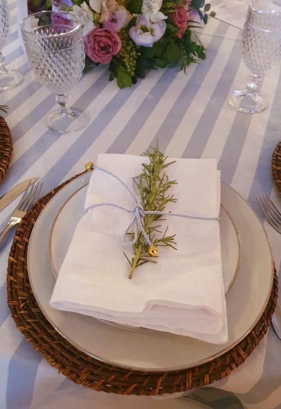 Guardanapos brancos de linho