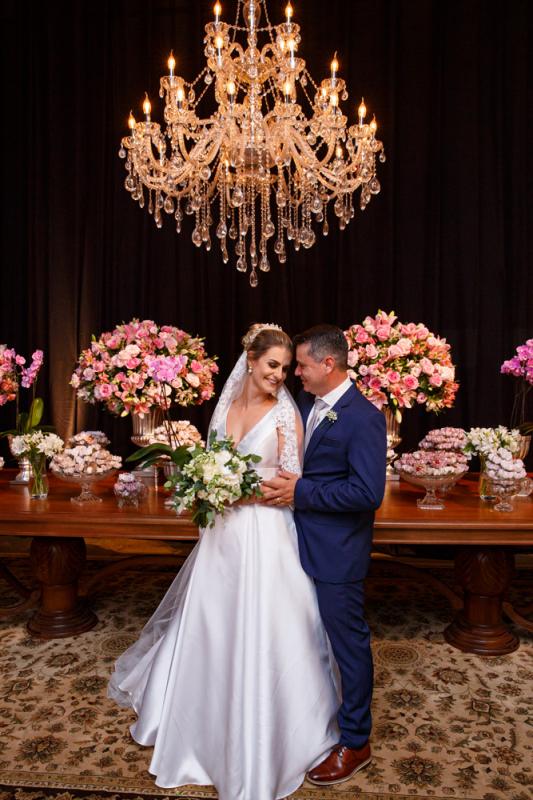 O lustre ganhou destaque no fundo preto